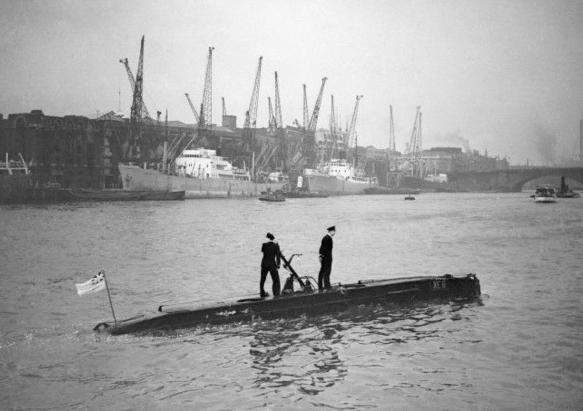 1952 - the midget submarine XE8 ‘Expunger’ arrives in the Pool of London - she was built for operations in the Far East and later sunk as an underwater target off Portland before being salvaged in 1973. She is the only XE craft preserved at Chatham… #eastend #History #submarine