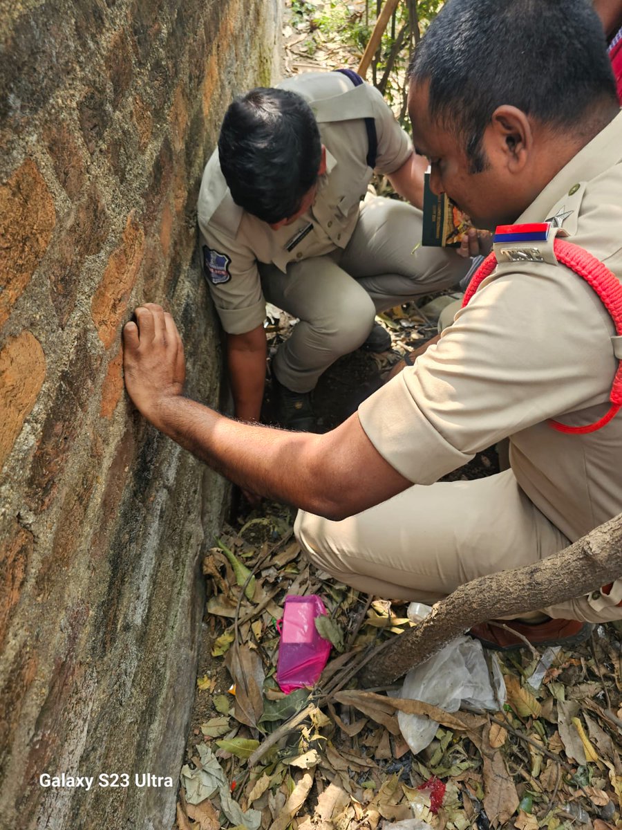 bigtvtelugu's tweet photo. గోతిలో 2 లక్షలు దాచిన వృద్ధురాలు

కనిపించకపోవడంతో పోలీసులకు ఫిర్యాదు

దాచిన డబ్బును తవ్వి తీసిన పోలీసులు

మహబూబాబాద్‌ జిల్లా జగ్గు తండాలో ఘటన

#Mahabubabad #Money #Cash #Police #Telangana #LatestNews #LatestUpdates #TodayNews