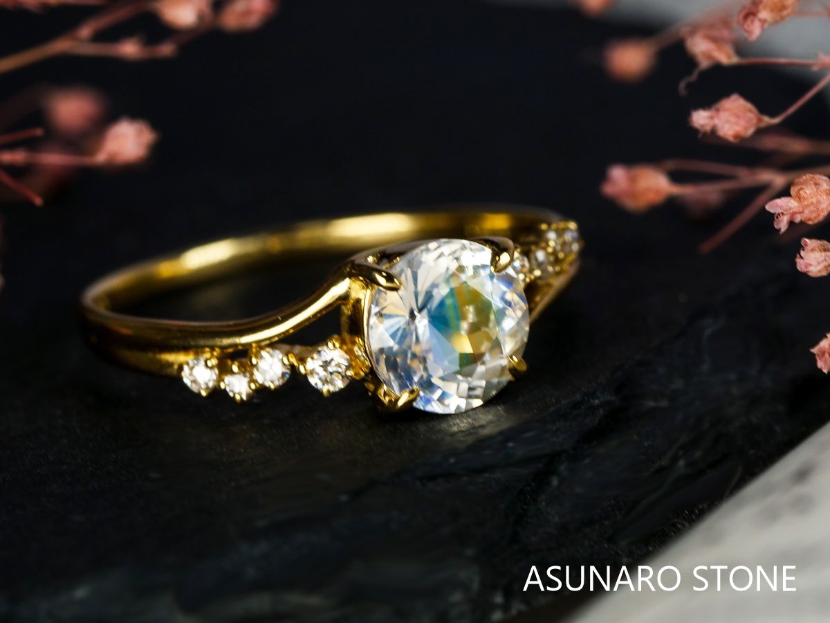 雨上がりの空に浮かぶ虹をそのまま閉じ込めたかのように煌めく