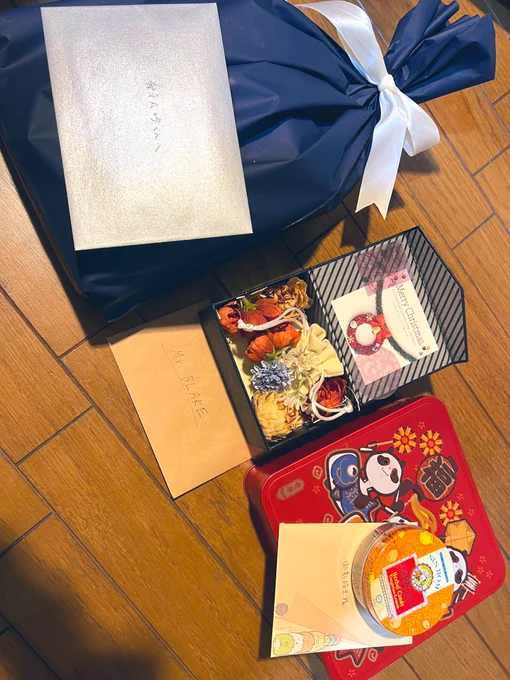 キャラたちにプレゼントやお手紙、年賀状たくさん届いております!!ここに乗り切らなかったものもありますが、贈っていただいた皆様ありがとうございます。しっかり彼らに届けておきます