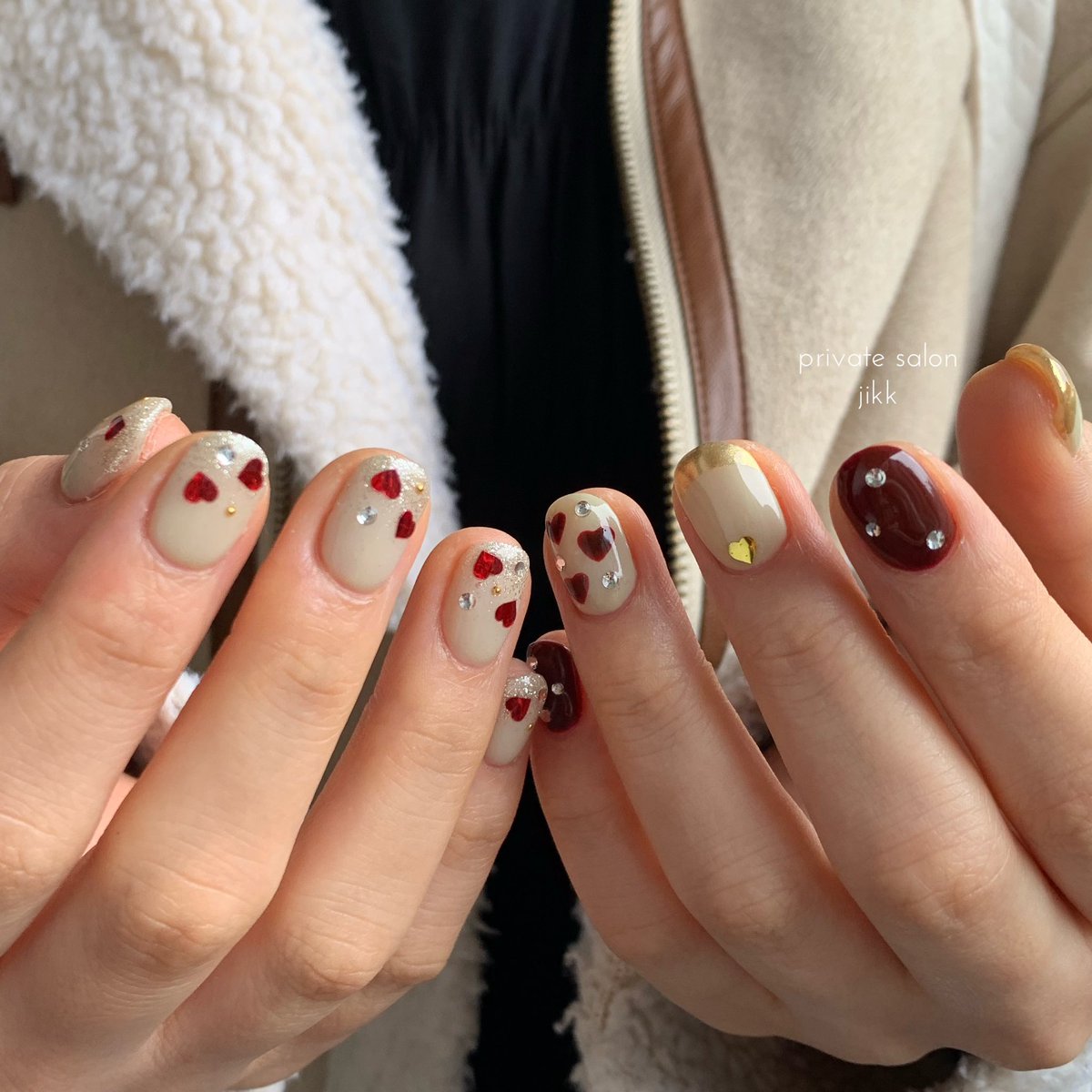 Ish96k0's tweet photo. ネイル久々ポストして欲しいってリクエストあったので、、🥺
今年初オーダーのバレンタインネイルが可愛すぎた🫣🍫🤎
久々にネイルデザインpostしようかな〜って思ってるので、ちょいちょい登場する予定です〜 https://t.co/iXxtrA9DXg