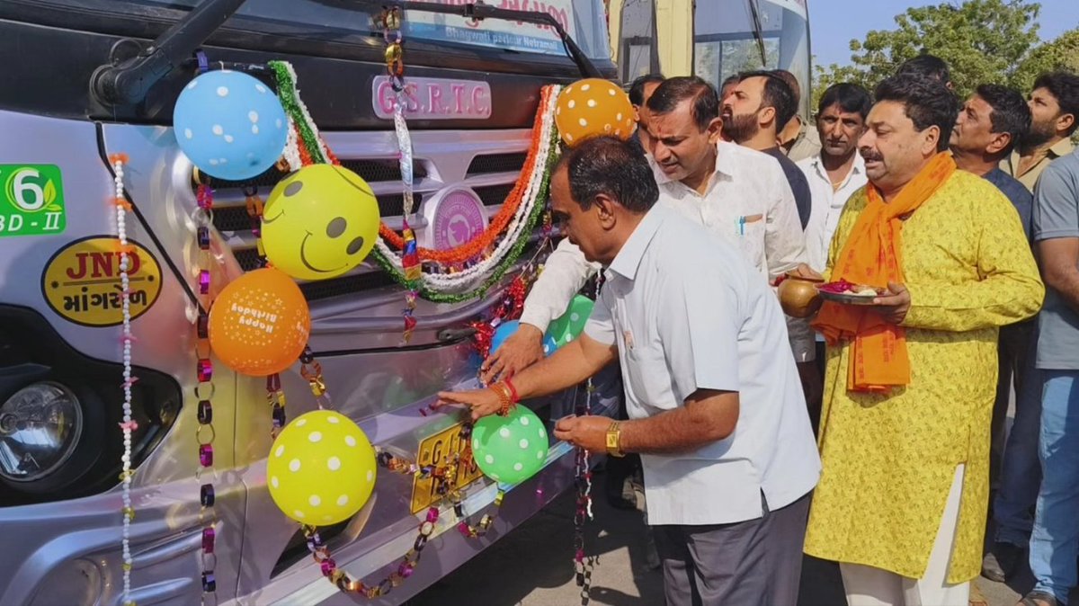 BLKARAGATIYA's tweet image. આજે માંગરોળ એસ.ટી.ડેપો ખાતે થી માધવપુર-માંગરોળ-અંબાજી રૂટ ની નવી સ્લીપર કોચ-૨ બસ ને લીલી ઝંડી આપી પ્રસ્થાન કરાવ્યું..

વધુ બસ સારી બસ..
@OfficialGsrtc #mangrol #89mangrol #bhagvanjikaragatiya #madhvpur #ambaji