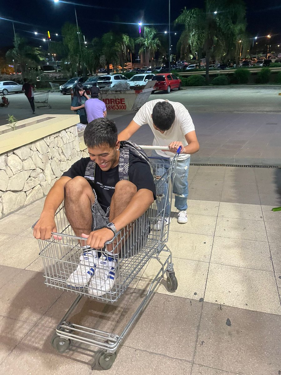 Elegimos ser felices ajsjsjsj (el policía nos dijo que ya estábamos grandes🤣)