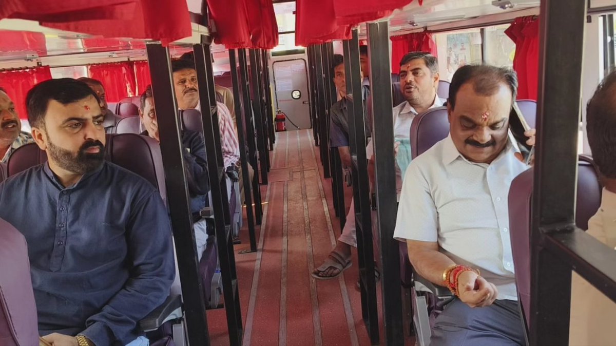 BLKARAGATIYA's tweet image. આજે માંગરોળ એસ.ટી.ડેપો ખાતે થી માધવપુર-માંગરોળ-અંબાજી રૂટ ની નવી સ્લીપર કોચ-૨ બસ ને લીલી ઝંડી આપી પ્રસ્થાન કરાવ્યું..

વધુ બસ સારી બસ..
@OfficialGsrtc #mangrol #89mangrol #bhagvanjikaragatiya #madhvpur #ambaji