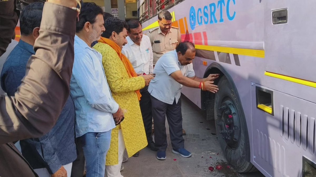 BLKARAGATIYA's tweet image. આજે માંગરોળ એસ.ટી.ડેપો ખાતે થી માધવપુર-માંગરોળ-અંબાજી રૂટ ની નવી સ્લીપર કોચ-૨ બસ ને લીલી ઝંડી આપી પ્રસ્થાન કરાવ્યું..

વધુ બસ સારી બસ..
@OfficialGsrtc #mangrol #89mangrol #bhagvanjikaragatiya #madhvpur #ambaji