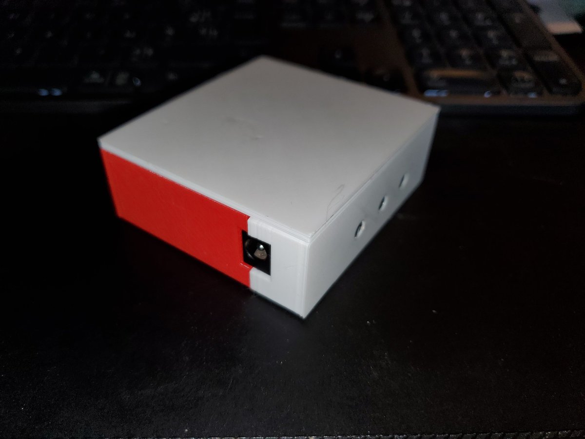 Azylog's tweet image. Faute de PETG blanc, j'ai chargé du rouge et il semblerait que j'ai imprimé un boitier de raspi en fait (ou une pokeball bizarre)