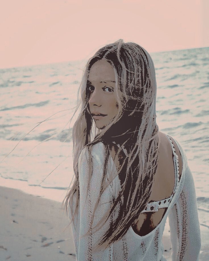 PVRADISEONEARTH's tweet photo. ⠀

   🌊    𝐂𝐀𝐑𝐋𝐀 𝐑𝐎𝐒𝐎́𝐍 𝐂𝐀𝐋𝐄𝐑𝐔𝐄𝐆𝐀
                  𝑝layed by :   Ester Expósito 

            𝒅𝒊𝒙-𝒏𝒆𝒖𝒇 ans
            étudiante en commerce
            manipulatrice &amp; séductrice 
            𝗸𝗼𝗼𝗸

         @__marquesitapon 

⠀ https://t.co/bT5GdixDsh