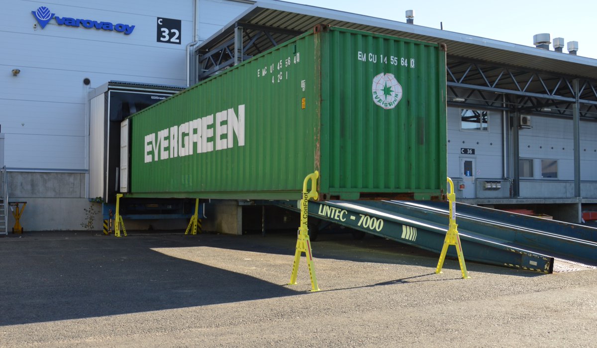 With ConFoot CFP container leg set you can have your container right in the loading bay with the doors fully opened flat against the sides.
Attach to the loading bay with e.g. chains or cargo straps, and you can use a forklift for loading and unloading.

Contact ConFoot today!