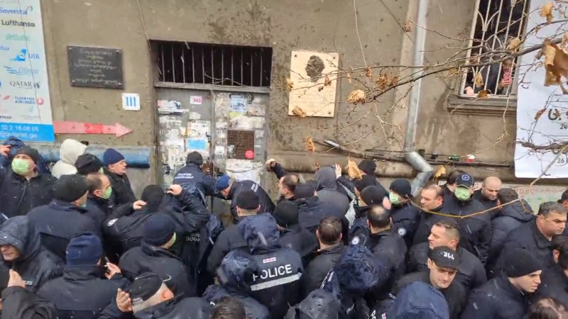 netgazeti's tweet photo. 1/2
In #Tbilisi, police are trying to evict the Khatiashvili family from their residence on Kekelidze Street. Supporters gathered in solidarity, and clashes led to the detention of some. A journalist was forcibly removed during a live Facebook broadcast.
📌https://t.co/rfZ4ALp3Ja https://t.co/oeDpyiPIJR