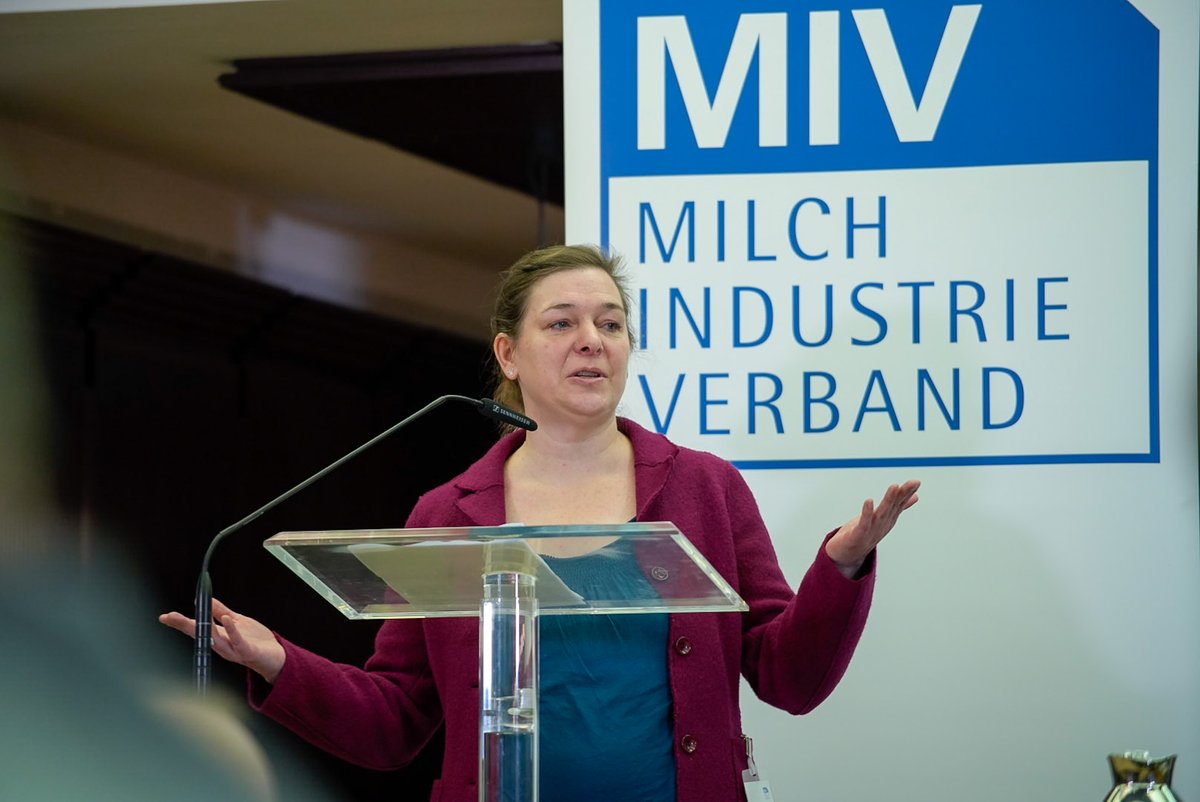 Für MIV-Referentin Dr. Katrin Lehmann ist die Erziehung zum mündigen Bürger entscheidend. Es dürfe nicht darum gehen, einzelne Nährstoffe zu verbieten: „Die Milchwirtschaft bietet eine große Palette an hochwertigen und sicheren Produkten, die zu jedem Ernährungsstil passt.“
