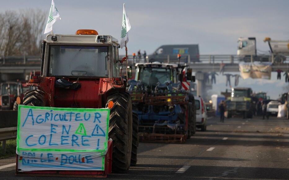 GossipRoomOff's tweet photo. 🚨 Elle s'appelait Alexandra. Elle était agricultrice et a été tuée ce mardi matin par un chauffard qui a foncé en voiture sur le barrage d'agriculteurs présent sur la RN20 à #Pamiers, en Ariège.

Son mari d'une quarantaine d'années et sa fille adolescente ont été grièvement blessés. Leur fille âgée de 14 ans a été héliportée en urgence absolue au centre hospitalier de Toulouse. Les trois occupants de la voiture qui a foncé sur le barrage ont été interpellés et placés en garde à vue. 🚔 (via HuffPost)

Pensées évidentes à la famille d'Alexandra. Qu'elle repose en paix. 🕊️