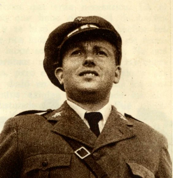 El  #23deEnero de 1936 tenía lugar un acto mitinero en el que participaría Enrique Puente (imagen), jefe de la guardia pretoriana del PSOE, La Motorizada.

Advertían de sus propósitos revolucionarios e, incluso, se jactaban de su pasado golpista e insurreccional..🔽