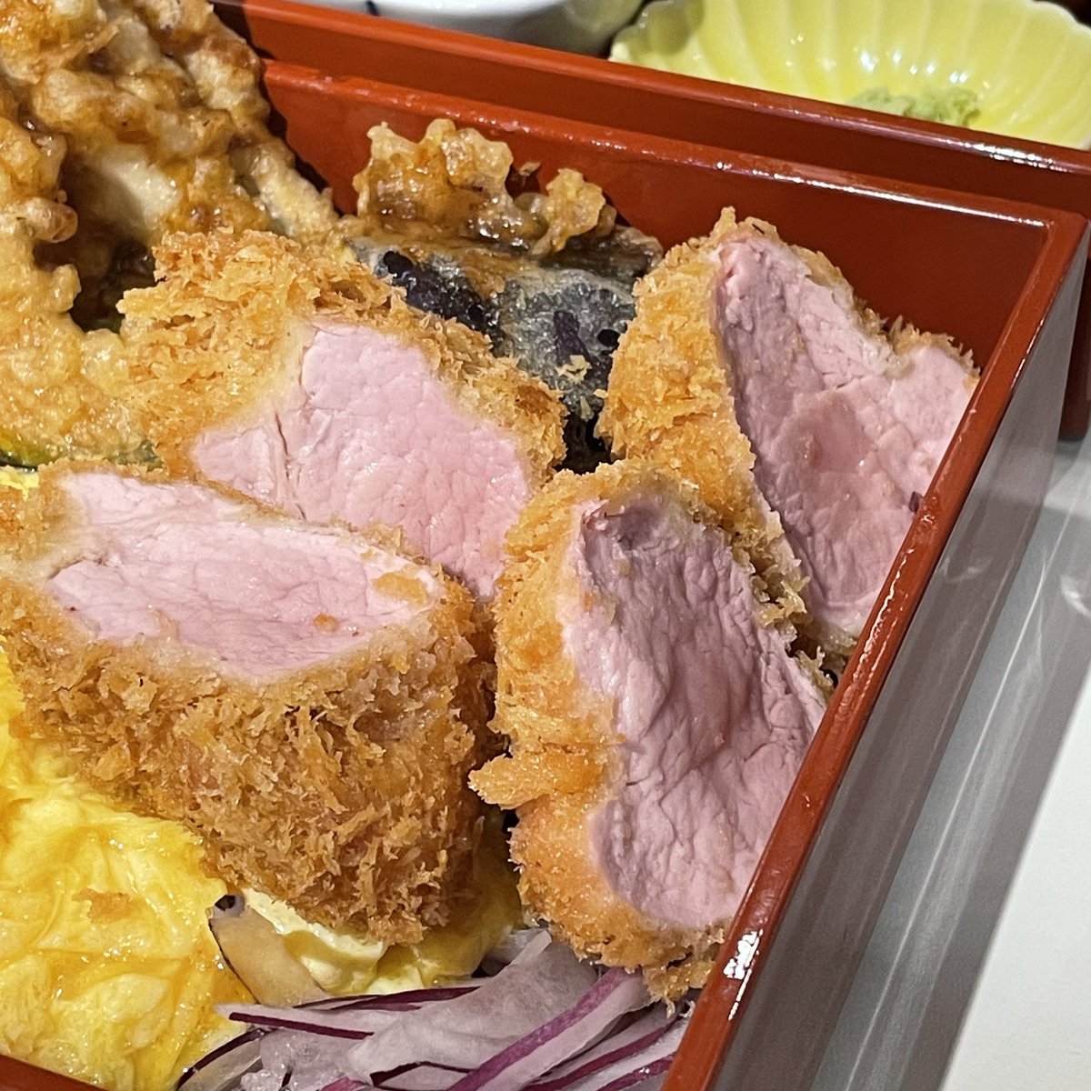 혜화 메종아카이

댕로에 맘에 드는 돈카츠 집 생겼다!
돈카츠에 같이 나오는 튀김이 바삭하고, 안심카츠 고기는 뻑뻑하지 않고 촉촉하다😌 계란 오믈랫도 얇게 말려서 부드러워서 무난하게 맛있음! 무엇보다 메론 소다 팔아..💓
근데 매장이 작아서 주말엔 백퍼 웨이팅각이라 또 간다면 평일에 갈 듯;