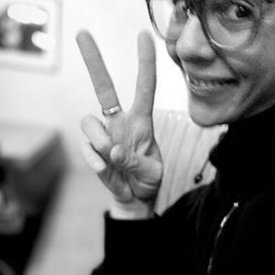 узнав о моем увольнении, лайл предложил попробовать постоять по другую сторону его стойки. решила не напоминать, что захожу сюда только я, и согласилась, но настоящее занятие стоит поискать.

возможно, лучше бы сменить таймлайн, но, кажется, по жителям этого я буду.. скучать?