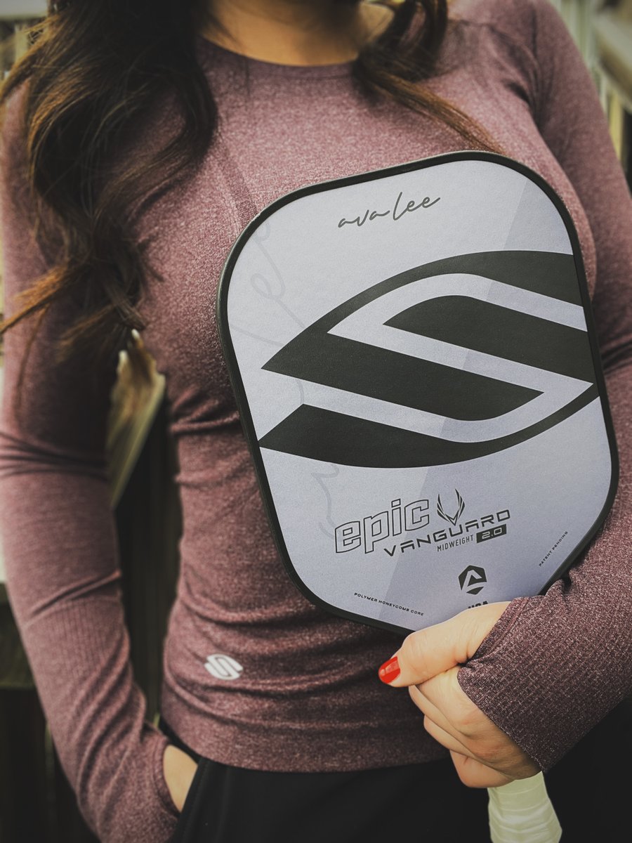 SelkirkSport's tweet photo. Designed for women seeking consistency without compromising power, the #Avalee Vanguard 2.0 guarantees reliable paddle response for consistent dinking! 🤩🙌🏼

#WomenOfPickleball #TogetherWeAreAvaLee #WeArePickleball #ForWomenByWomen #Pickleball #AvaLeeApparel #VanguardEpic https://t.co/8dBQa7AX1d