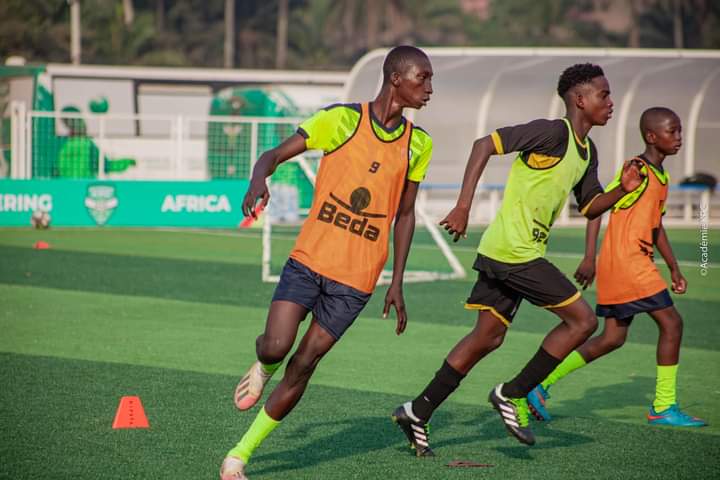 academie_kpc's tweet photo. | 𝐆𝐚𝐭𝐡𝐞𝐫𝐢𝐧𝐠 𝐀𝐟𝐫𝐢𝐜𝐚 2024 𝑫𝒂𝒚 2 |
#𝑻𝒓𝒂𝒊𝒏𝒊𝒏𝒈𝑫𝒂𝒚 09𝒉45
Séance d’entraînement du #Groupe2 #AsecMimosas 🇨🇮 et du #DerbyAcadémie 🇲🇱 entraîné par les coachs de l’Academie KPC sous la vigilance de notre Directeur Sportif @th_guillou https://t.co/9u2nwFLLdV