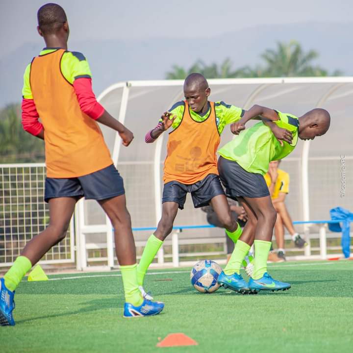 academie_kpc's tweet photo. | 𝐆𝐚𝐭𝐡𝐞𝐫𝐢𝐧𝐠 𝐀𝐟𝐫𝐢𝐜𝐚 2024 𝑫𝒂𝒚 2 |
#𝑻𝒓𝒂𝒊𝒏𝒊𝒏𝒈𝑫𝒂𝒚 09𝒉45
Séance d’entraînement du #Groupe2 #AsecMimosas 🇨🇮 et du #DerbyAcadémie 🇲🇱 entraîné par les coachs de l’Academie KPC sous la vigilance de notre Directeur Sportif @th_guillou https://t.co/9u2nwFLLdV