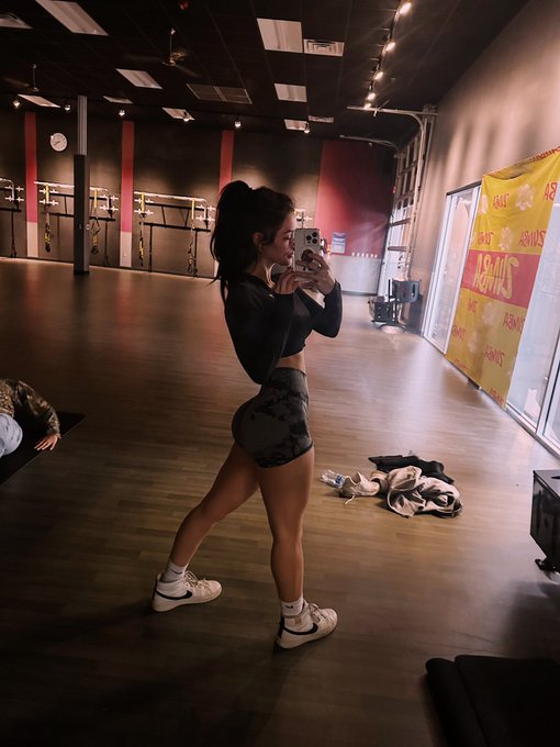 Watch harlee's leaked NSFW photo on TwXstars