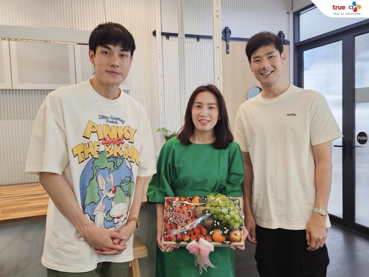 truecjcreations's tweet photo. พิทรูซีเจขอขอบคุณของขวัญปีใหม่ที่มอบให้กับ True CJ และขอสวัสดีปีใหม่ทุกคนนะครับ 😊
🎁พี่ชาคริต-แย้มนาม
🎁พี่บอย-ปกรณ์
🎁พี่หน่อง-ธนา และพี่ภัทร
#TrueCJCreations #TrueCJ #Shahkrit #Boy_Pakorn #Hanongh #PatChatburirak https://t.co/tf6ZKshAjD