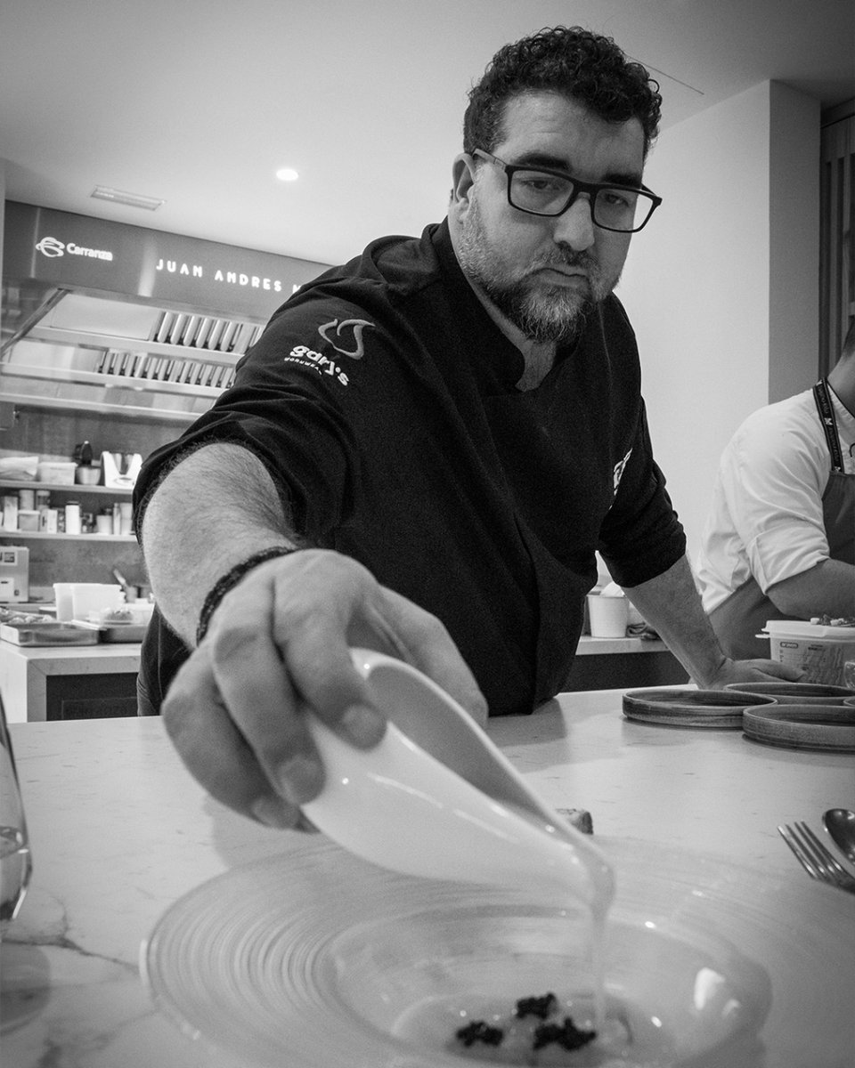 Manzil es la cocina de Juan Andrés Morilla, simplemente, compendio de su personal experiencia por las diversas culturas gastronómicas de Andalucía.
.
🌍 restaurantemanzil.com
☎️ 854 745 906 / 622 909 082
📍 C/ Alfonso XII 13 #Sevilla