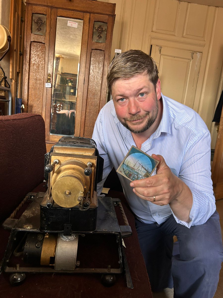 What fascinating object will @angusashworth discover today?✨ 👉Find out on The Yorkshire Auction House | 9PM on @reallychannel