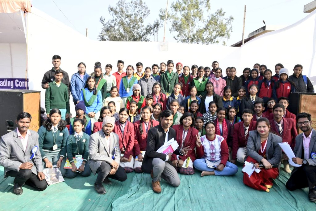 जिला प्रशासन द्वारा आयोजित दो दिवसीय पुस्तक मेला 'ज्ञान कुंभ' में जिला प्रशासन द्वारा स्कूली बच्चों एवं आमजनों के लिए विभिन्न गतिविधियों का आयोजन किया गया। कुछ गतिविधियां आज हुई एवं अन्य गतिविधियों का आयोजन कल दिनांक- 24 जनवरी को किया जाएगा।
#कोडरमा_ज्ञानकुंभ #donatebooks