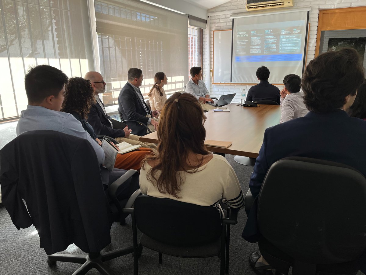 CERES_UY's tweet photo. 🇺🇾 Ayer tuvimos el gusto de recibir en nuestra sede a @PinzonBueno, profesor visitante en @Princeton, junto con más de 10 alumnos de la universidad, para conversar con @MFBetancor y @AlesinaMartin sobre la realidad económica y social de Uruguay.

#LaRealidadEnElCentro https://t.co/g1ho3K28Nk