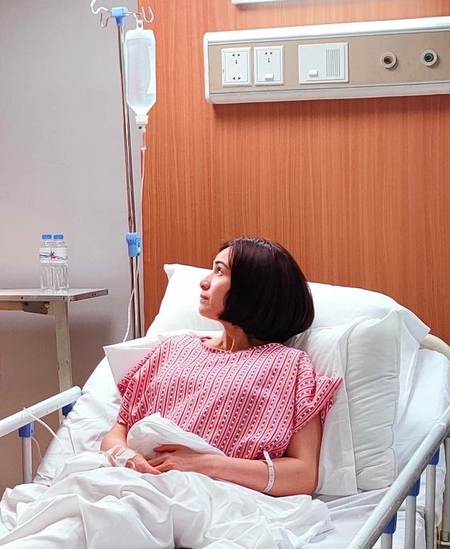 OgLira's tweet image. Pati din pala si Angela mahohospital din. So far tama naman pagkalagay ng dextrose noh?? 

Jennylyn Mercado as Angela 
#LDRPagluluksaNgIna
