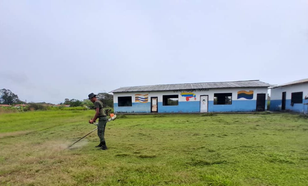 Efectivos militares de la #FANB bajo el comando de la ZODI 51 Anzoátegui, activos en la comunidad de  San Martín de Turumbang, en labores de fortalecimiento y seguridad #OperacionRoraima
