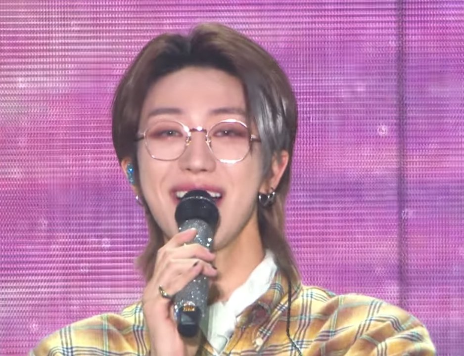 haotonin's tweet photo. look at how happy minghao is while singing the meaning of meeting.. his smile 🥹 https://t.co/m5lDqvIWAX