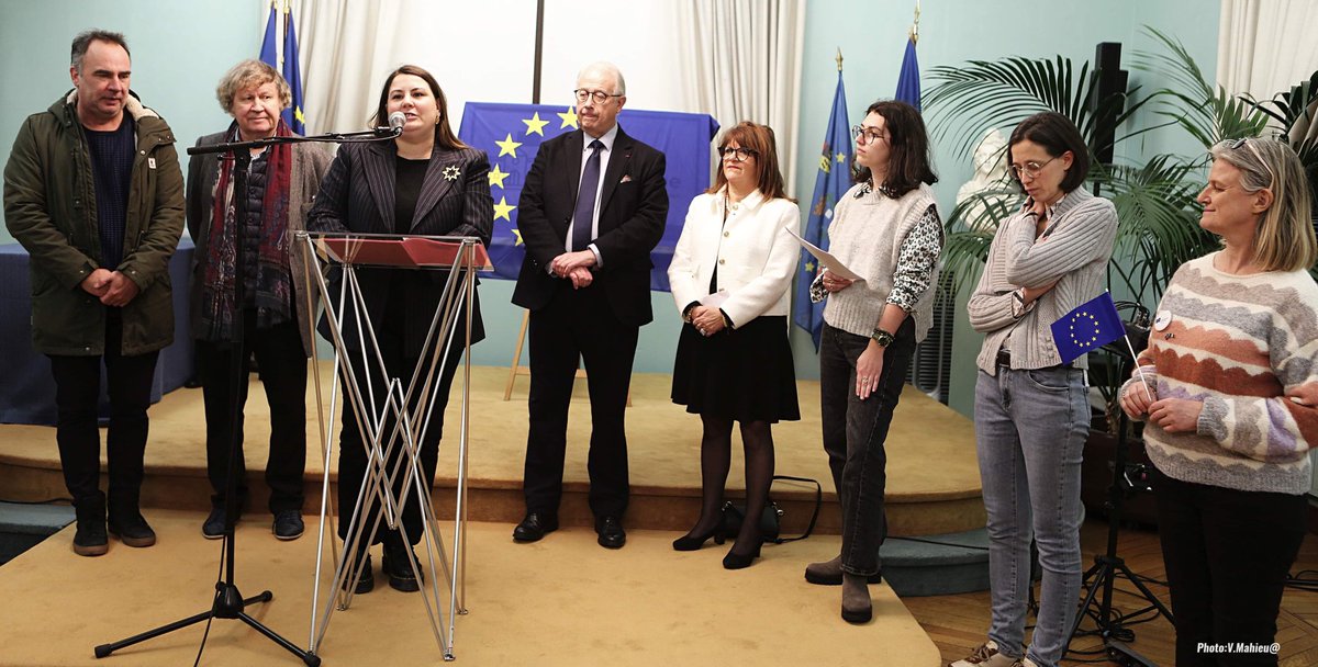 MargauxRouchet's tweet photo. On inaugurait hier la plaque du label @VilleEuropeenne à @villedemarcq, en présence de @bgerard59, @JanineSc2 et Francis Benoit, bourgmestre de la commune jumelée de Kuurne 🇧🇪

✅ Après #Lille, Arras, Marly : le réseau des villes européennes en Hauts-de-France s’élargit !
#Europe https://t.co/wK8hSn4dwF