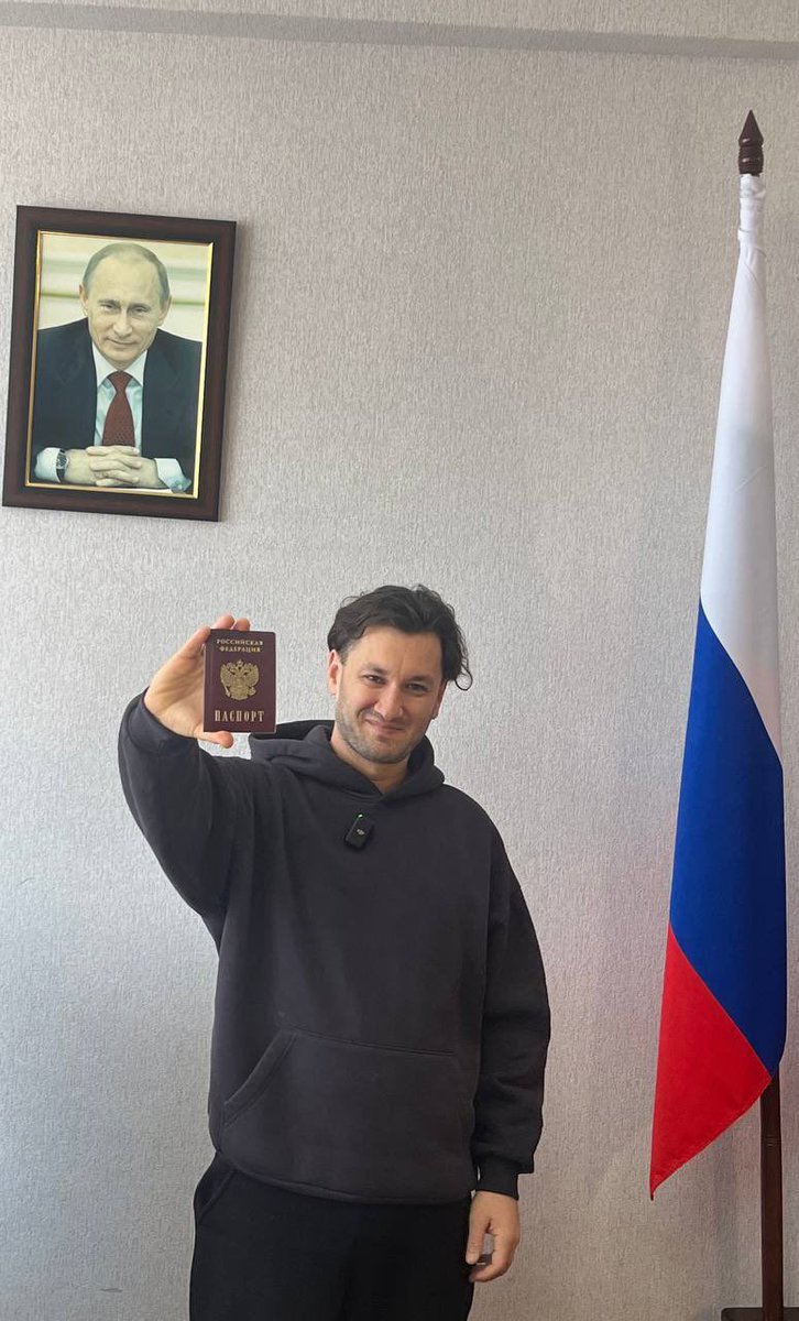 Когда я жила в Украине, то мне казалось,что я единственная, кто терпеть не мог Юру Бардаша. Я прям видела какое он говно и гнилой внутри. Но все вокруг были в восторге. Называя его гениальным продюсером.
Я надеюсь, что теперь его гниль увидели все. + 1 русский за которого стыдно