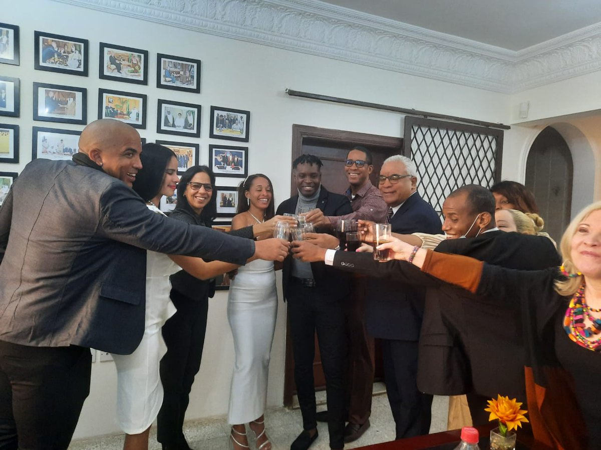 NacionyEmig's tweet photo. La @EmbaCubaArabia fue sede de la hermosa ceremonia de unión matrimonial de dos parejas de jóvenes cubanos que residen y trabajan en este país. La Consejera a cargo de los Asuntos Consulares fungió como notaria en el acto nupcial.

#JuntosXCuba 🇨🇺 https://t.co/XNQpDk0Nj8