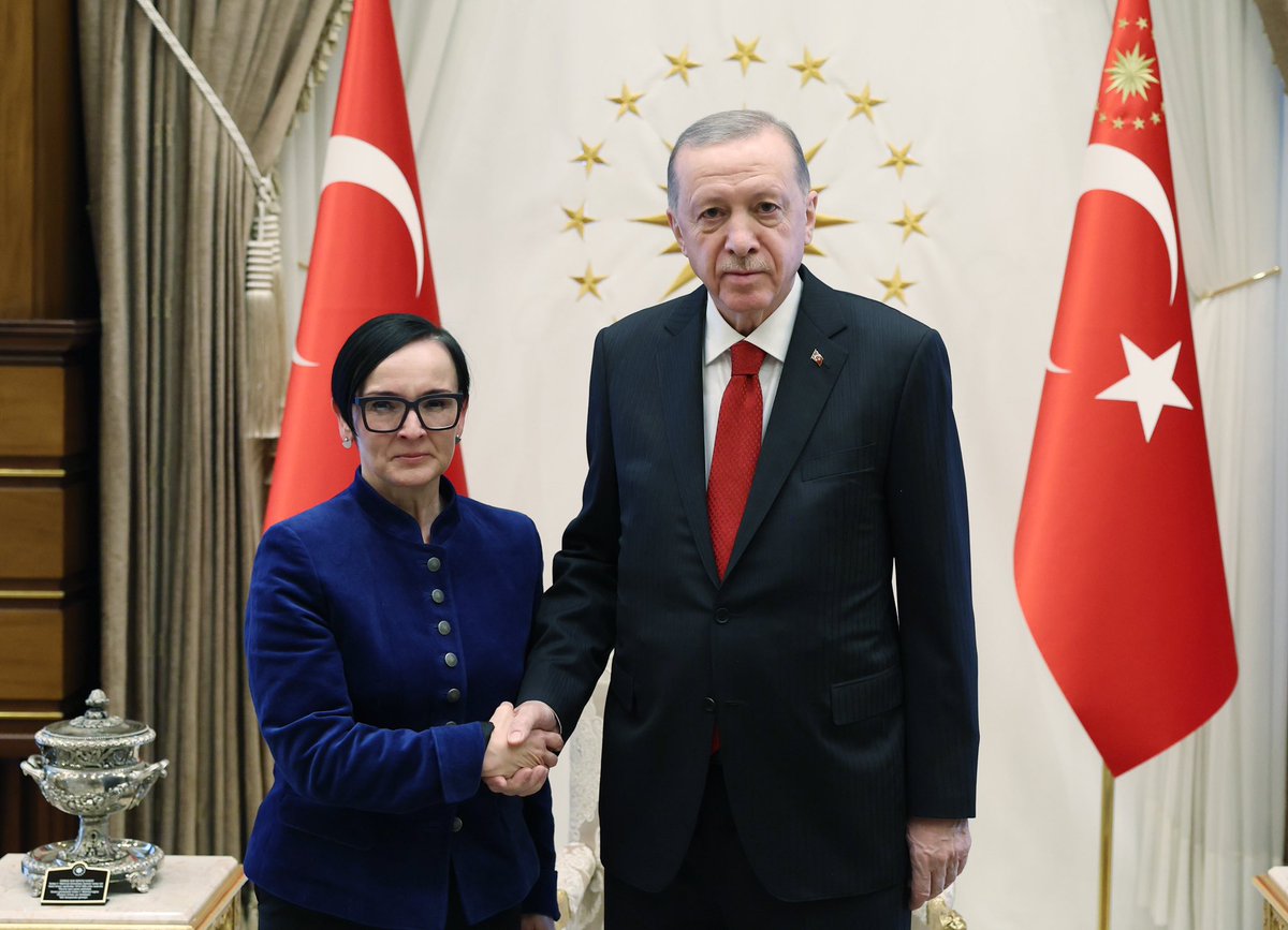 tcbestepe_ar's tweet photo. استقبل رئيس الجمهورية السيد رجب طيب أردوغان، في المجمع الرئاسي بالعاصمة أنقرة، غابرييل جوين السفيرة النمساوية الجديدة لدى تركيا. وخلال الاستقبال تسلم الرئيس أردوغان، نسخة من أوراق اعتماد السفيرة جوين. https://t.co/aaOrxNhIZH
