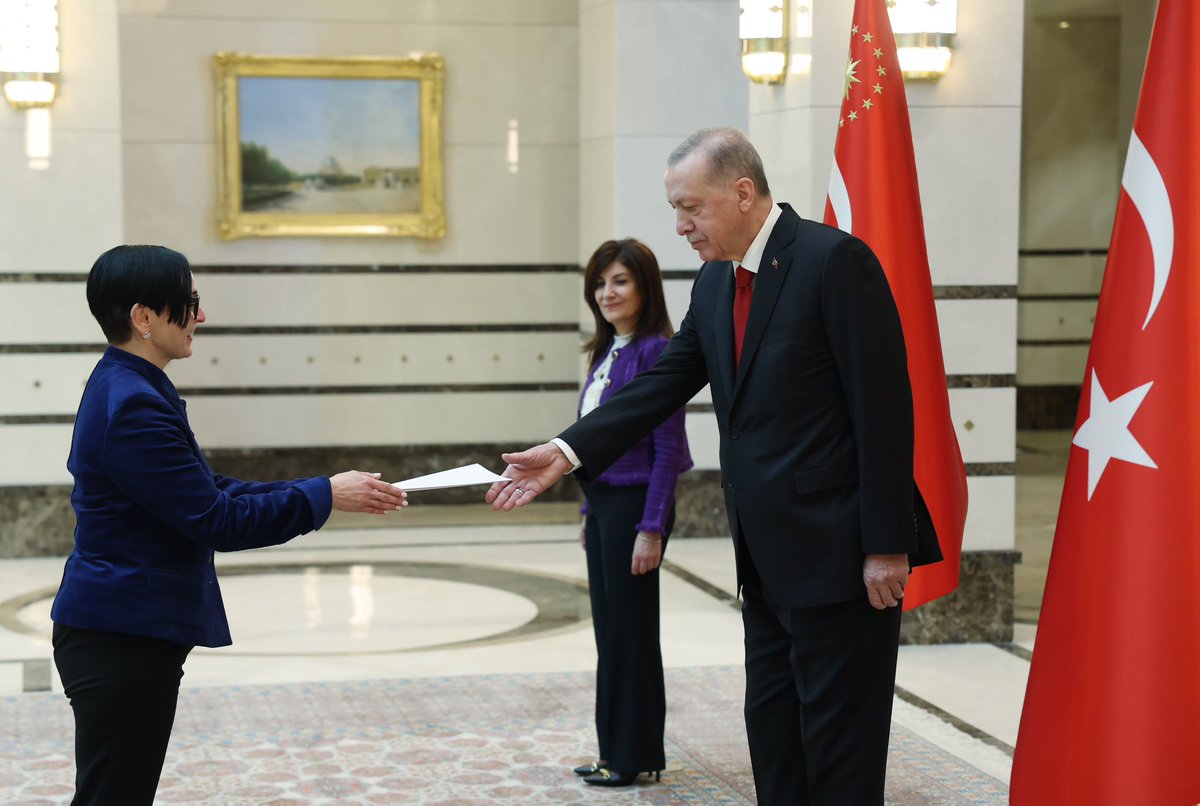 tcbestepe_ar's tweet photo. استقبل رئيس الجمهورية السيد رجب طيب أردوغان، في المجمع الرئاسي بالعاصمة أنقرة، غابرييل جوين السفيرة النمساوية الجديدة لدى تركيا. وخلال الاستقبال تسلم الرئيس أردوغان، نسخة من أوراق اعتماد السفيرة جوين. https://t.co/aaOrxNhIZH