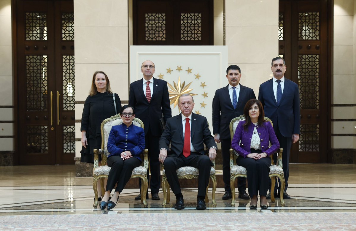 tcbestepe_ar's tweet photo. استقبل رئيس الجمهورية السيد رجب طيب أردوغان، في المجمع الرئاسي بالعاصمة أنقرة، غابرييل جوين السفيرة النمساوية الجديدة لدى تركيا. وخلال الاستقبال تسلم الرئيس أردوغان، نسخة من أوراق اعتماد السفيرة جوين. https://t.co/aaOrxNhIZH