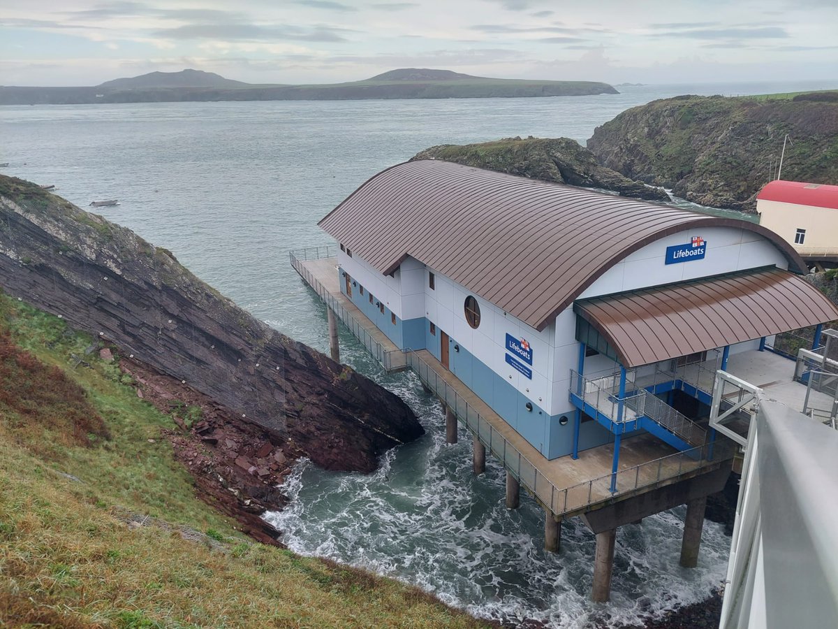 We would like to thank @StDavidsRNLI @RamseyIsland @MathiasHardware @celticcamping for allowing our #ConservationDetectionDogs to train at their sites. Your support is helping us #saveourseabirds #biosecurity