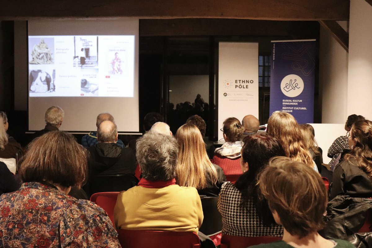 🌸 "Emazteen fabore", ou la littérature basque et féministe de nos jours.
Retour sur la conférence passionnante donnée par Mari Jose Olaziregi jeudi dernier au <a href="/MuseeBasque/">Musée Basque et de l'histoire de Bayonne</a> de Bayonne.
Merci au Musée pour son accueil et merci aux participants venus en nombre. 🙏
📸 A.Cachenaut