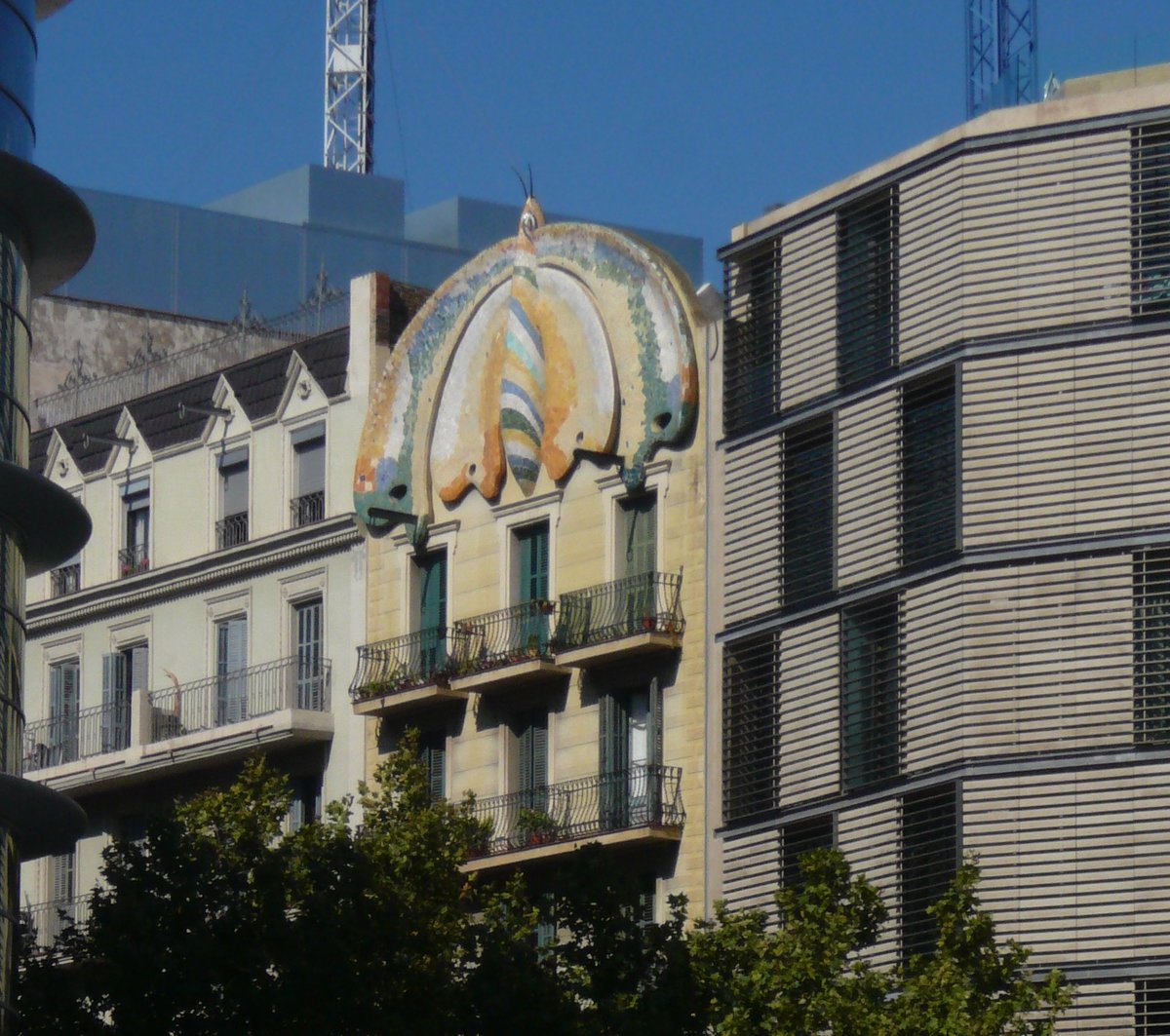 🦋 T’agraden les papallones? El Modernisme fa servir profusament la natura com a font d’inspiració, i aquest animal el podràs veure com a mínim a tres dels edificis de la Ruta del Modernisme!  Saps quins són?