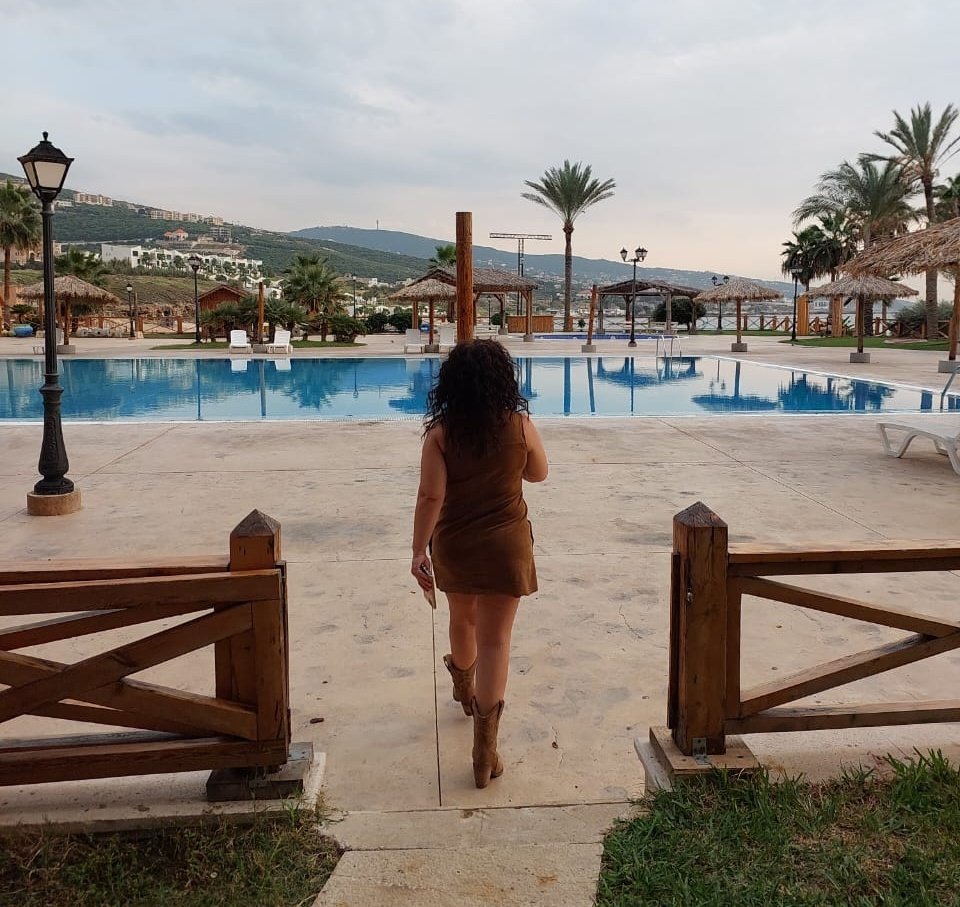 لما توعى وعقلك عم يذكر اسم واحد 
بكون هيدا بداية جنون 
لما تحس ببوسة ع خدك وانت ما في حدا حدك  
وتشم ريحة عطر معلقة عتيابك 
وانت ما شميتيها بعمرك 
بكون هيدا  نص جنون 
لما تسمع كلمة خليك يا روحي حدي
اشتقتلك اغمرني
هيدي مرحلة كتير متقدمة 
هون بس فيك تقول
 انا اكيد مجنون !
#همسات_حب