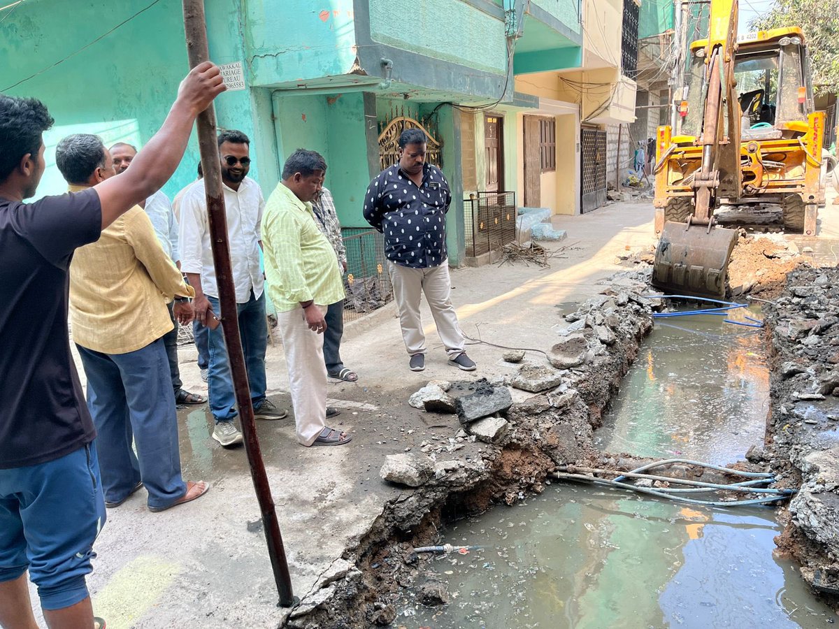 AimimBadaruddin's tweet photo. On the instructions of Br @asadowaisi Sb &amp; MLA @kausarmohiuddin Sb Mohd Ameeruddin inspected ongoing work of NP3 pipeline at ahmed colony Golconda division along with GHMC Officials primary unit president and other residents. https://t.co/59CsBaEP2r