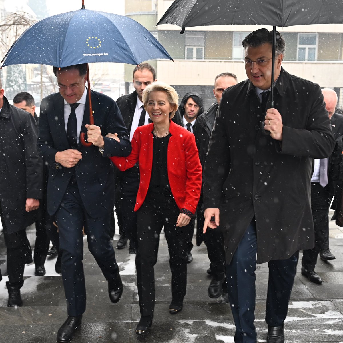 A pleasure to be back in Sarajevo, this time with @MinPres & @AndrejPlenkovic We are here to encourage BiH to make progress on its EU path. By delivering on the fundamentals. And moving forward as one. Because its future is in the EU, as a single, united and sovereign country.