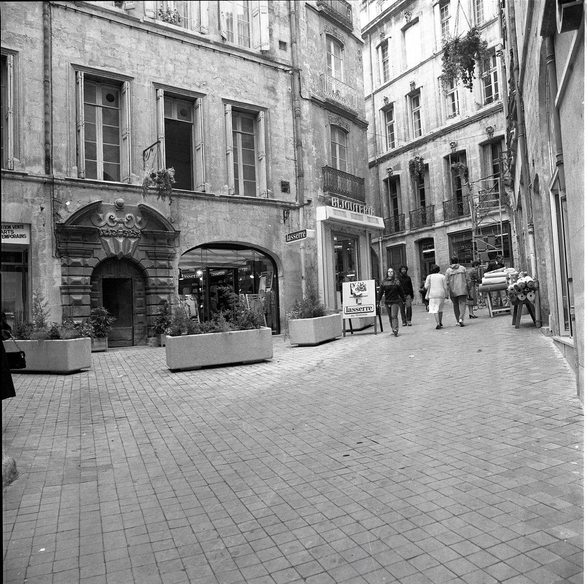 #UnJourUneRue Rue de l'Argenterie
💰Les activités liées à l'orfèvrerie ont donné lieu à plusieurs rues montpelliéraines comme Carrière daurade (rue dorée) mais c'est le nom d'Argenterie qui est resté. 
La rue devient piétonne en 1979.
MO119