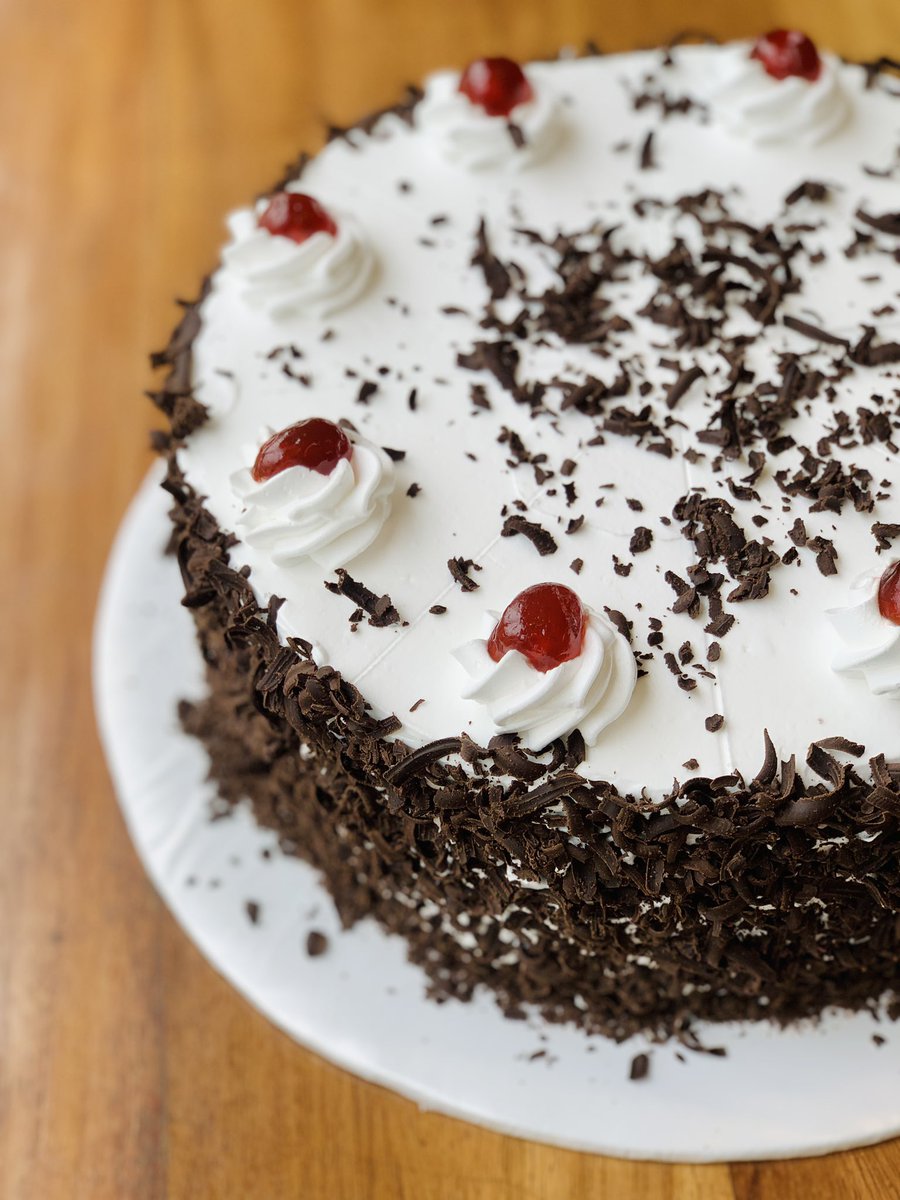 TALI GRADUATION CAKES
instagram.com/talicafe_ug?ig…

At Tali we get CAKEY any day and everyday. Celebrate your graduation with a special cake from us. We love the taste of Red Velvet, chocolate, Black Forest or lemon in our mouths. 

Available Cakes from either Chocolate Fudge,