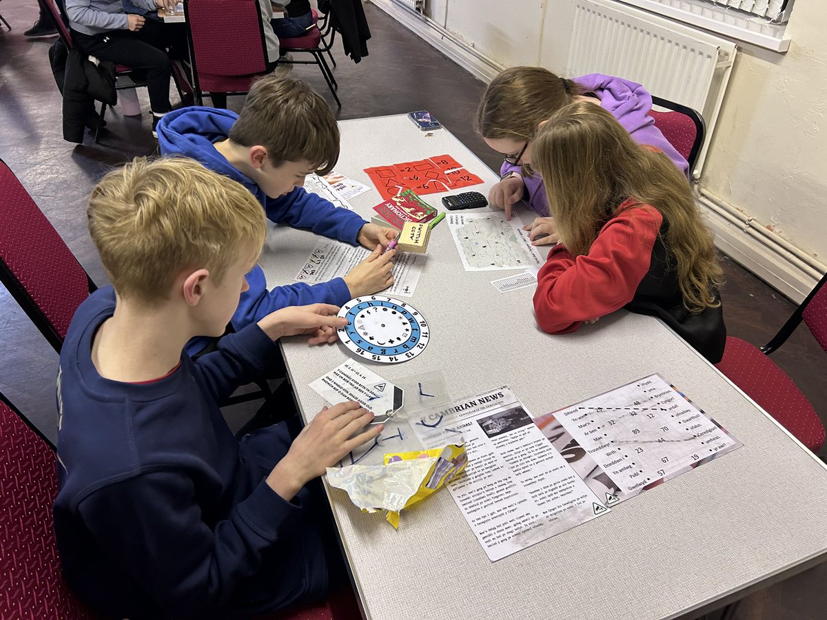 Aelodau’r clwb wedi mwynhau rhoi croeso i <a href="/JENGYD_cymru/">JENGYD</a> heno ! Roedd wir rhaid rhoi’r ymenydd i weithio i ddatrys y cliwiau ! #escaperoom #boisllanddarog