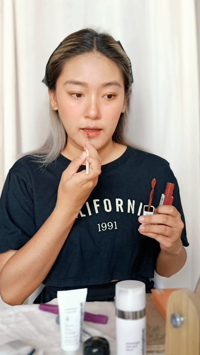 ratchada_than's tweet photo. เรื่องของเรื่อง อยากทำคลิป GRWM แบบคนอื่นเขาบ้าง ตอนที่กดถ่ายวิดีโอก็ไม่ได้เช็คว่าอะไรเป็นยังไง โฟกัสตรงไหนไม่โฟตรงไหน พอจะเอาคลิปออกมาตัด skincare เอย makeup เอย เบลอหมดเลยจ้ะ บทสรุปของคลิปนี้ เท่ากับพัง 😑 #GRWM https://t.co/aRKBcU3IYY