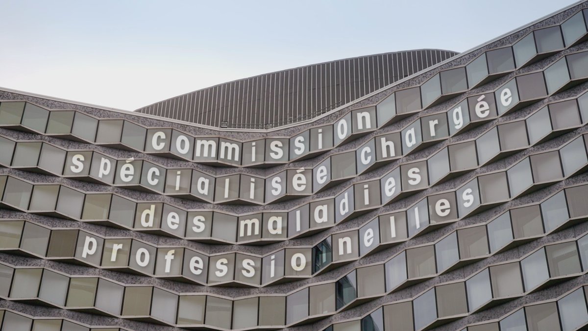 👷 En France, la Commission spécialisée chargée des maladies professionnelles a un rôle essentiel. C’est elle qui décide quelle maladie peut être reconnue comme professionnelle ou non. Cash a eu accès à des documents confidentiels sur ces décisions.
🔴 #CashInvestigation "Travail
