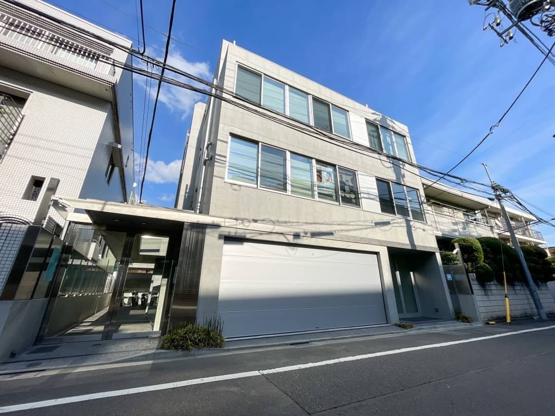 renodept's tweet photo. ／  
recommend🏡
 ＼  

写真を見ていただければ、その良さが���ぐにわかるはず…
昼と夜、織りなす光の演出を楽しんで🌕🌖

お洒落事務所にもぴったり🙆‍♂️

selected：MTちゃん
▶︎▶︎https://t.co/lopS5mijiC
#リノベ百貨店　#物件 https://t.co/zEa7w8OWcF
