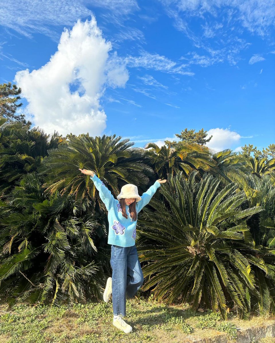 AmericanEagleJP's tweet photo. 青空みたいなスカイブルーと花柄のAE Whoa So Soft Floral Crewneck SweaterとAEJeansを組み合わせて、Natsukiみたいに美しい落ち着いた雰囲気を醸し出しましょう🌸

気分をアップにさせるAEJeansと組み合わせることで、スタイリッシュに見えるだけでなく、一日中快適で自信に満ちた気分になれます😌 https://t.co/vp9t3vuFOL