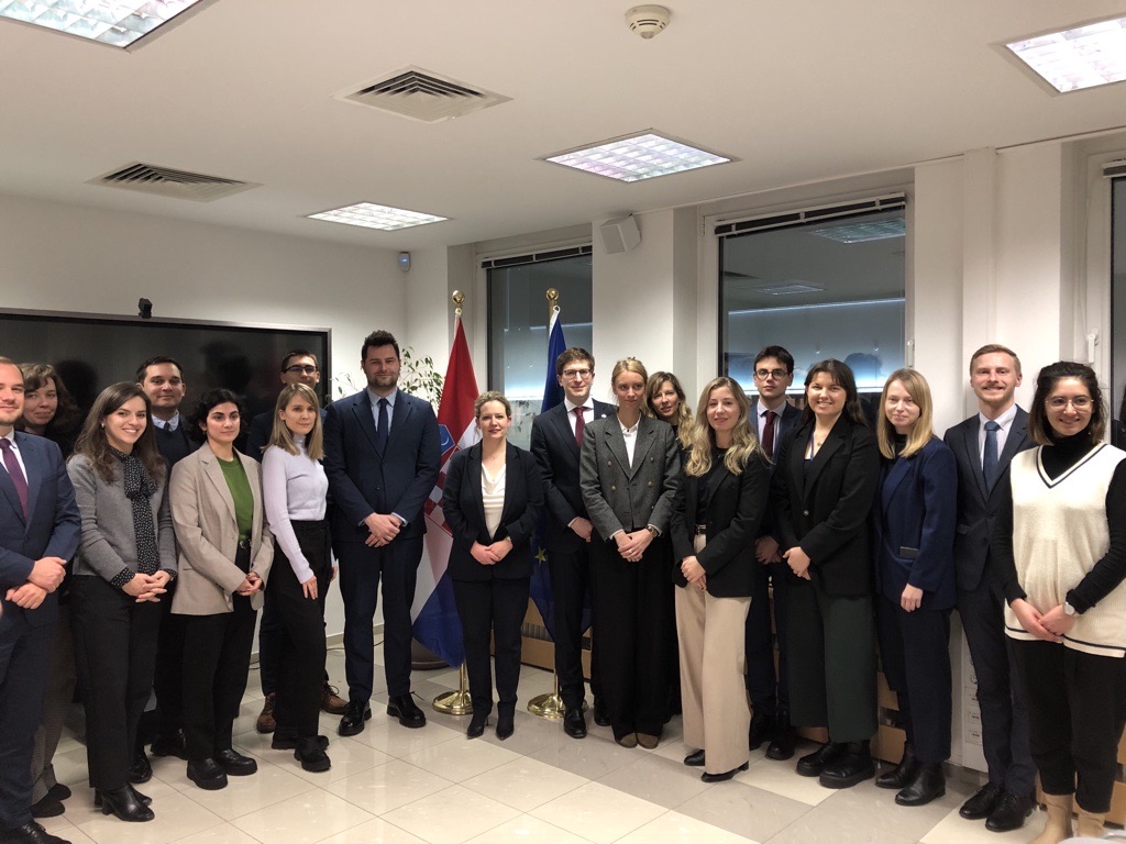 Last but not least! The participants were delighted to be welcomed by @CroatiaInEU for their last PermRep visit, and to exchange with Ambassador @IrenaAndrassy 🇭🇷🇪🇺